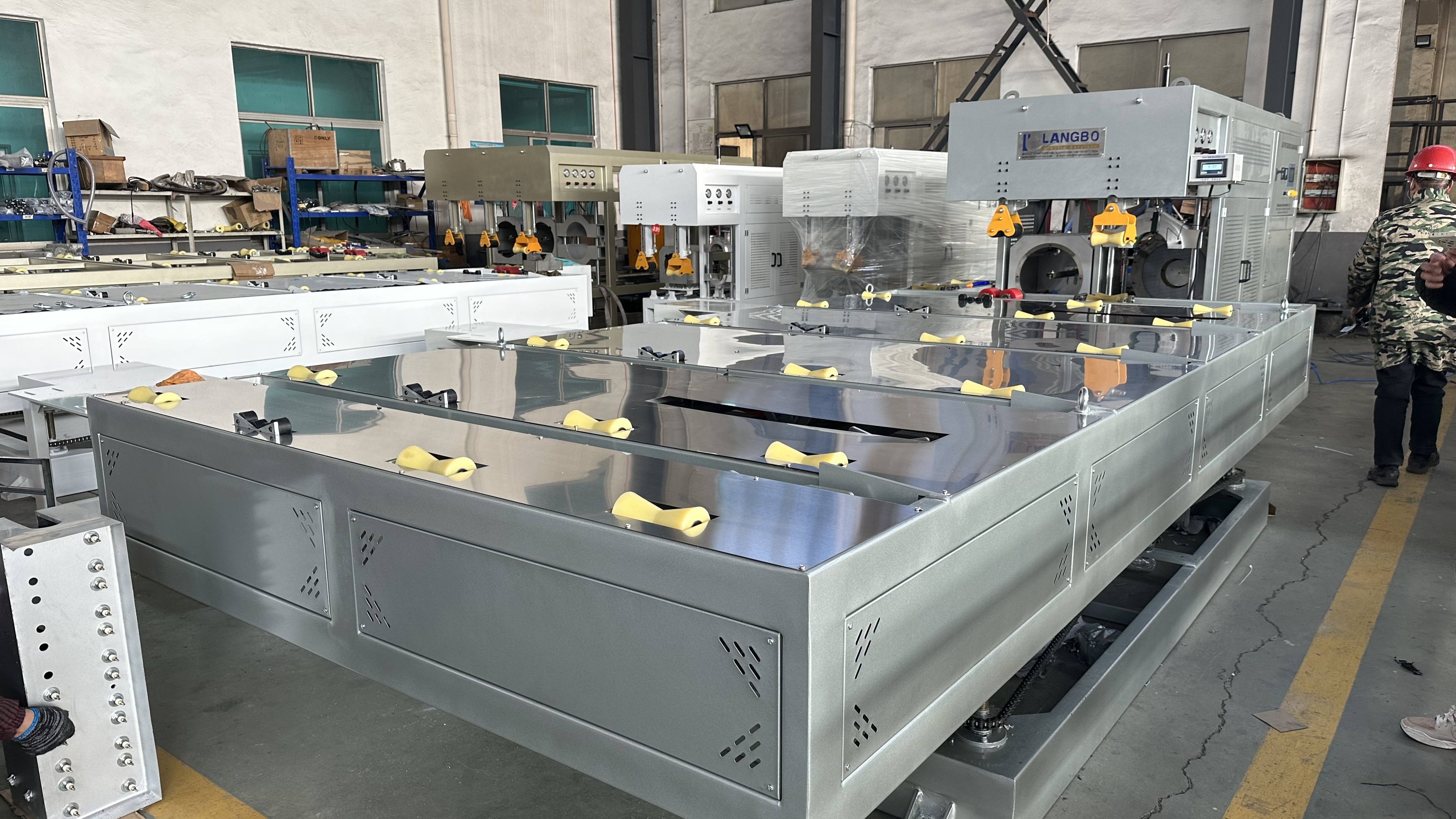 último caso de la compañía sobre Polonia Máquina de agitar tuberías con caja de proyecto de pesaje integrado