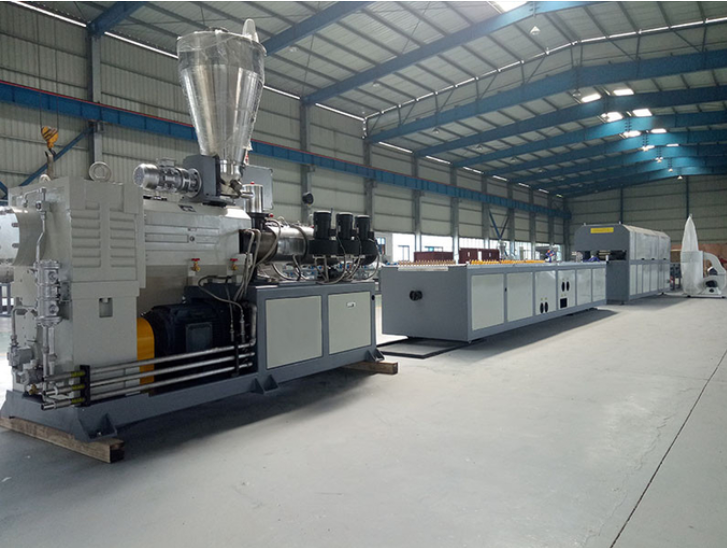 último caso de la compañía sobre Diseñado para el desierto: Entrega a Egipto de una línea de extrusión de techos exteriores WPC