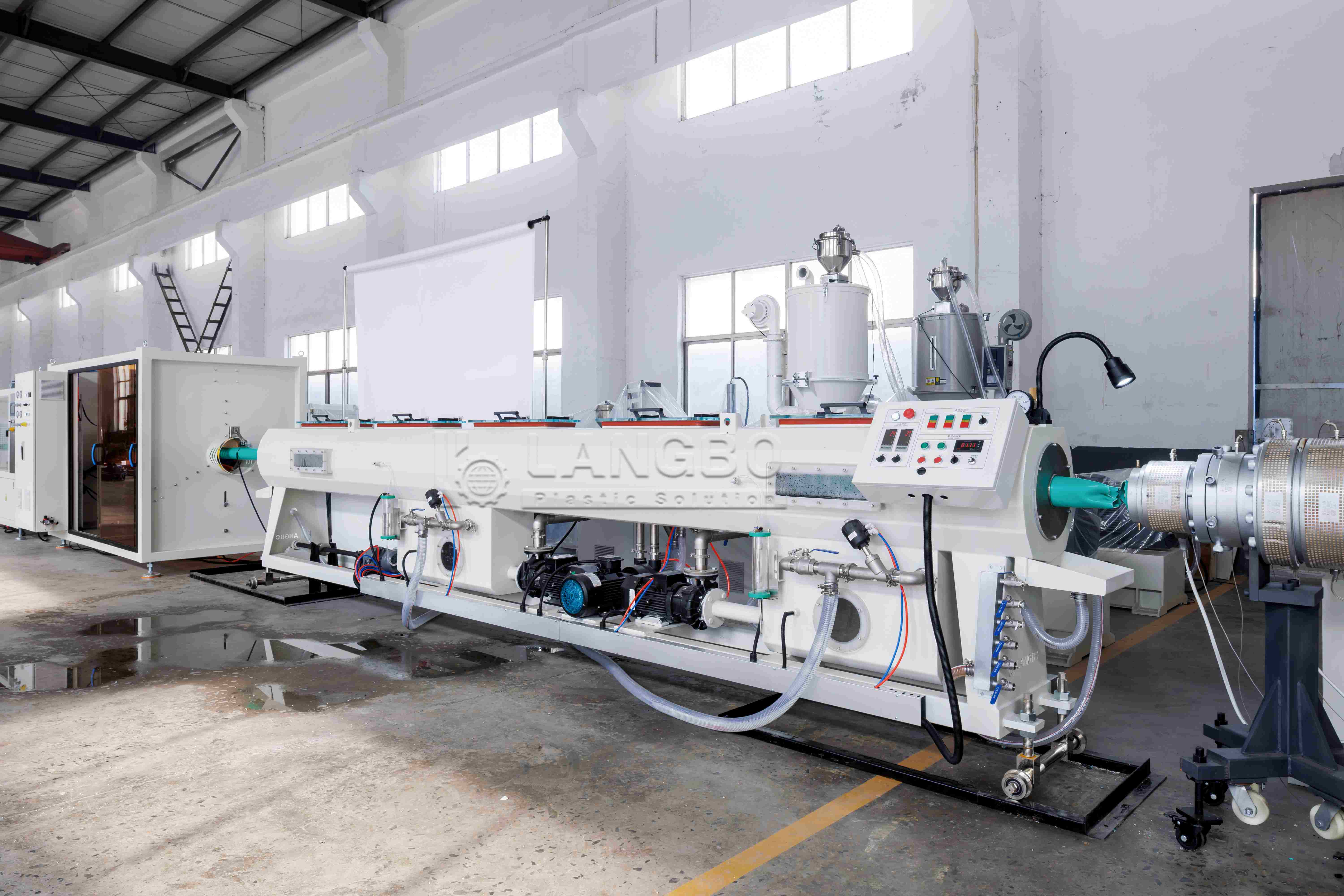 último caso de la compañía sobre Línea de extrusión de tubos de PVC ABA de 68 a 160 mm para la fabricación de tubos de infraestructura en el Reino Unido
