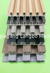 Línea automática prenda impermeable de la protuberancia de la producción del perfil del PVC para el panel de pared