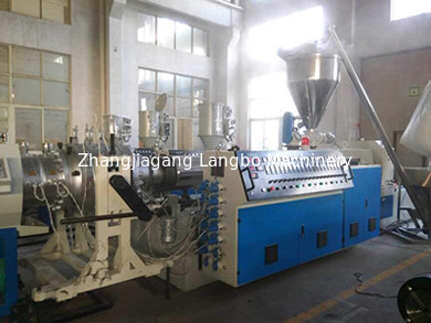 Máquina gemela cónica de la fabricación del tubo del PVC del tornillo con la máquina de Belling