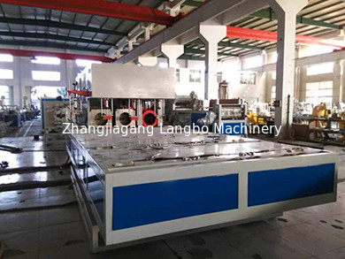 Máquina gemela cónica de la fabricación del tubo del PVC del tornillo con la máquina de Belling