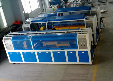 Máquina del panel de pared de la velocidad WPC del producto 350KG/H, cadena de producción del perfil del control WPC del PLC