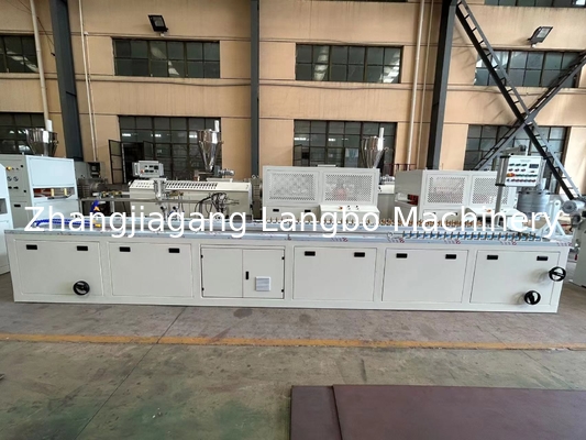 Línea de extrusión de marcos de ventanas de PVC con potencia de motor de 22 kW y tamaño de perfil personalizado según los dibujos