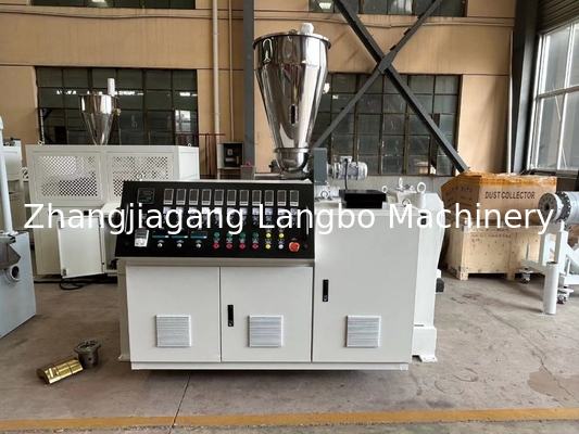 Línea de extrusión de marcos de ventanas de PVC con potencia de motor de 22 kW y tamaño de perfil personalizado según los dibujos