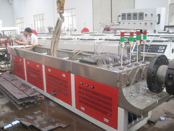 El PVC del artículo cuatro instala tubos tornillo del doble de la capacidad de fabricación 250KG/H/350KG/H de la máquina