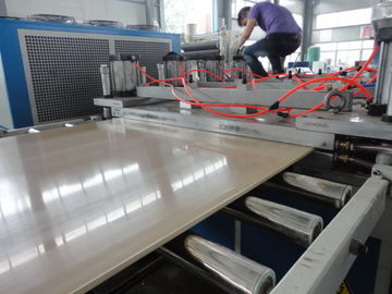Línea de producción de paneles de techo de PVC Máquina de extrusión automática para la fabricación de placas de plástico