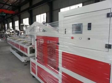 Máquina de corte de tuberías de PVC de plástico totalmente automática en línea con sistema de extracción