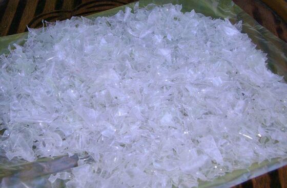 Línea de reciclaje de PET con capacidad de 300-5000 kg/H, tamaño de escamas de 14 mm y voltaje de 380 V para reciclaje de botellas de PET