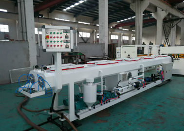 Línea plástica de la protuberancia del tubo del PVC con la hoja de sierra que corta haber controlado neumático, fabricación del tubo del PVC