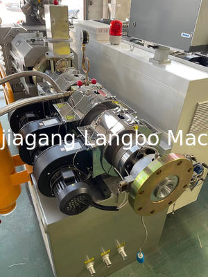 Línea de producción de tuberías de agua de PVC de plástico Máquina de fabricación de tuberías de PVC con extrusora de alto rendimiento con precios atractivos