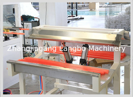 Línea de producción de tuberías de agua de PVC de plástico Máquina de fabricación de tuberías de PVC con extrusora de alto rendimiento con precios atractivos