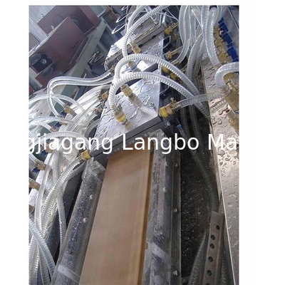 Maquina de fabricación de líneas de producción de extrusión de perfiles compuestos para pisos de cubierta WPC