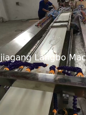 Maquina de fabricación de líneas de producción de extrusión de perfiles compuestos para pisos de cubierta WPC