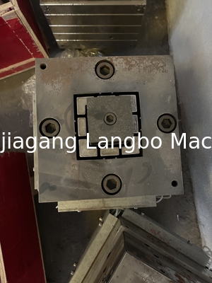 Máquina de extrusión de perfiles de paneles de pared de WPC de plástico de madera / línea de extrusión