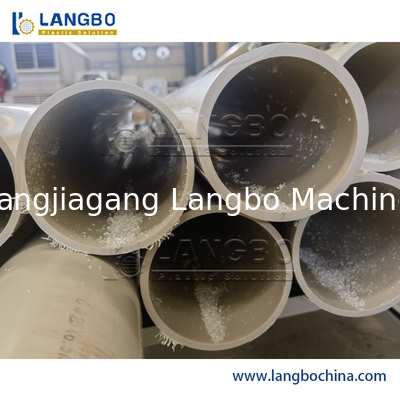 Capacidad de máquina plástica de la fabricación del tubo del PVC 300kg/tubo del PVC