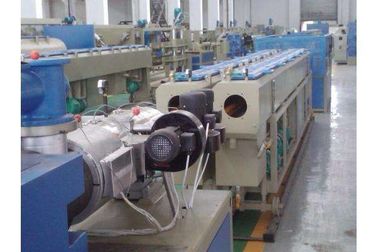 Extrusor de tornillo gemelo cónico automático lleno, cadena de producción del tubo del PVC con el motor de Siemens