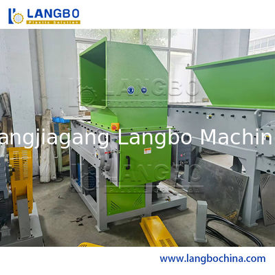 Trituradora de reciclaje de plástico de doble eje con capacidad de 500-1000 KG/HR y potencia de motor de 37KW para tuberías o perfiles de plástico