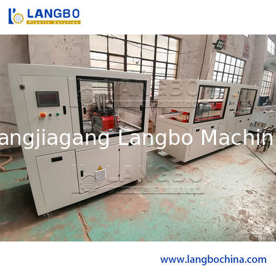 Línea de alto rendimiento capacidad de la protuberancia del perfil del PVC del tamaño 250KG/H del perfil de los 300MM