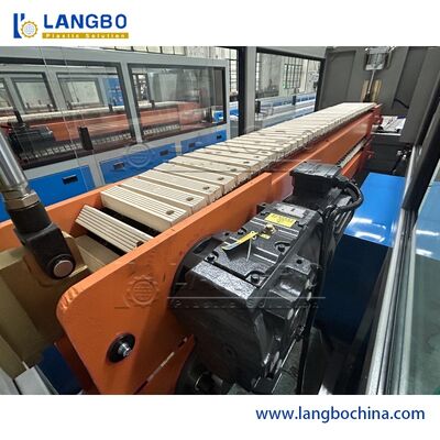 Línea de extrusión de panel decorativo acanalado de PVC | Sujeción estable y corte de precisión