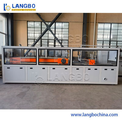 línea de la protuberancia del perfil del PVC de 300m m con el extrusor de tornillo doble cónico