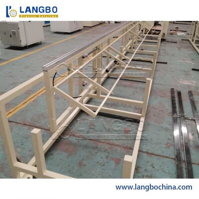 línea de la protuberancia del perfil del PVC de 300m m con el extrusor de tornillo doble cónico