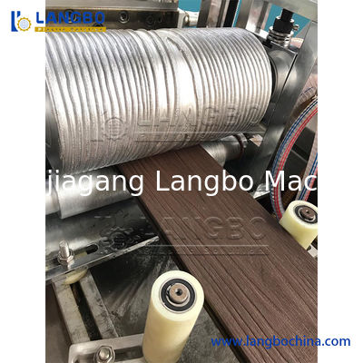 55/110 Extrusora cónica de doble tornillo Línea de extrusión de perfiles WPC con tamaño de perfil de 1180 mm y potencia del motor de 22 kW