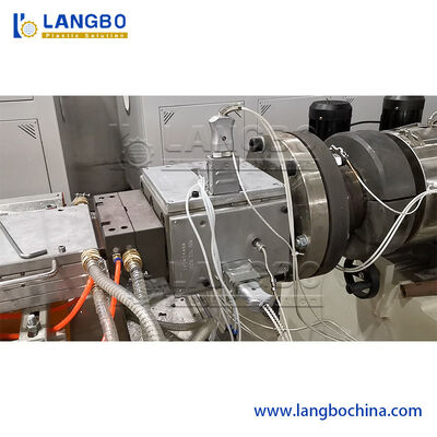 Cadena de producción especial del panel de pared de WPC con el extrusor de tornillo gemelo cónico