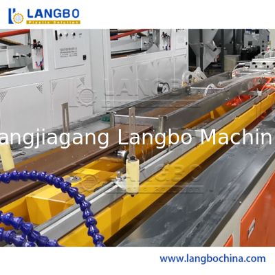 55/110 Extrusora cónica de doble tornillo Línea de extrusión de perfiles WPC con tamaño de perfil de 1180 mm y potencia del motor de 22 kW