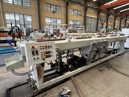 Línea de extrusión de tuberías de PVC con pantalla táctil PLC, máquina para fabricar tubos de doble tornillo