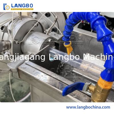 Línea de producción de tuberías reforzadas con fibra de PVC de alto rendimiento Extrusores de plástico Máquina de fabricación de mangueras de jardín con cerebro