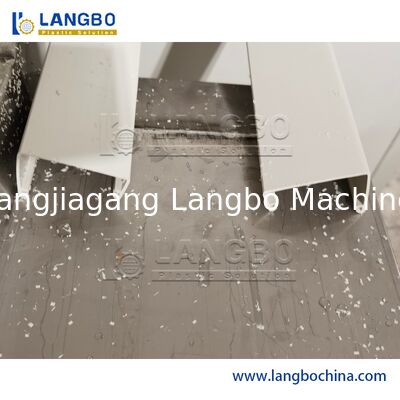 Máquina para hacer tronco de cable de PVC de 1180 mm de perfil con mesa de calibración de 8 m y extrusora de tornillo doble cónico 55/110