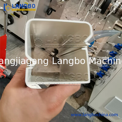 Máquina para la fabricación de perfiles de protección de cables de línea de extrusión de PVC con dispositivo de perforación