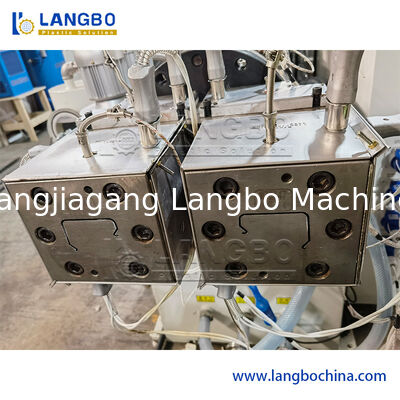 Máquina para la fabricación de perfiles de protección de cables de línea de extrusión de PVC con dispositivo de perforación
