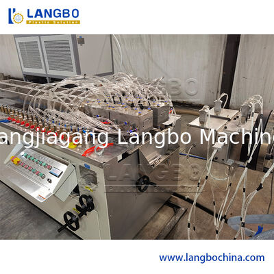 Máquina para la fabricación de perfiles de protección de cables de línea de extrusión de PVC con dispositivo de perforación