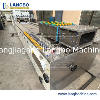 Línea de producción de paneles de pared de extrusión de perfiles de PVC, PP, PE, madera y plástico