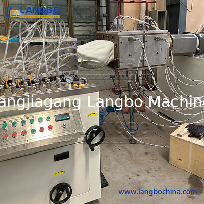 Línea de producción de extrusión de perfiles de suelo de plástico de madera para paneles de pared de WPC/UPVC/PVC/PE/PP/ventanas/puertas/pavimentos/cercas