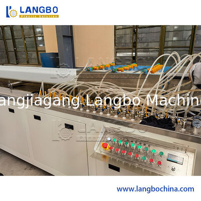 Cadena de producción decorativa de la protuberancia del panel del tablero del perfil del piso de la puerta del PVC PE PP WPC