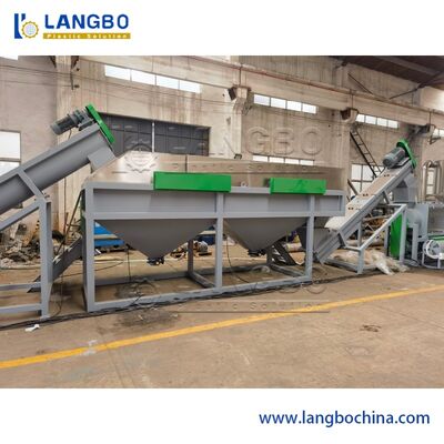 Línea de reciclaje de PET con capacidad de 300-5000 kg/H, tamaño de escamas de 14 mm y voltaje de 380 V para reciclaje de botellas de PET