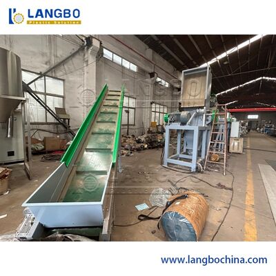 Línea de reciclaje de PET con capacidad de 300-5000 kg/H, tamaño de escamas de 14 mm y voltaje de 380 V para reciclaje de botellas de PET