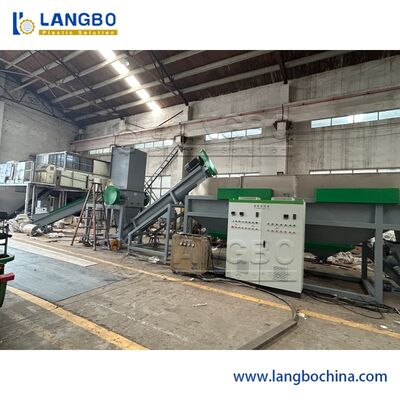 Línea de reciclaje de PET con capacidad de 300-5000 kg/H, tamaño de escamas de 14 mm y voltaje de 380 V para reciclaje de botellas de PET