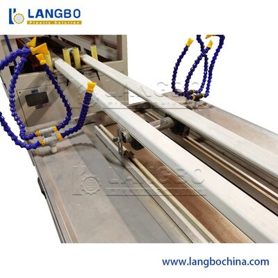 Máquina para perforar el canal de cableado de PVC