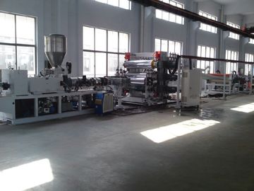 Equipo de máquina de fabricación de perfiles de PVC muy asequible, incluido el corte y el apilamiento