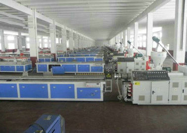 PVC que bordea la máquina plástica del tablero, cadena de producción del tablero de Wpc del gabinete