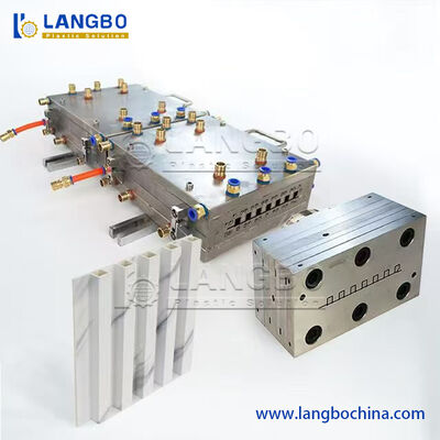 Línea de extrusión de panel decorativo acanalado de PVC | Sujeción estable y corte de precisión