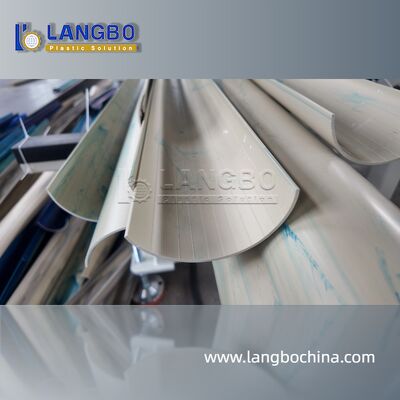 Línea de producción de perfiles de PVC. Unidad de corte de calibración de extrusores.