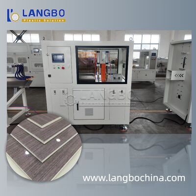 Línea de producción de perfiles de PVC. Unidad de corte de calibración de extrusores.