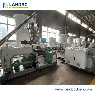 Línea de revestimiento de WPC. Extrusión, calibración, grabado para tablas exteriores.