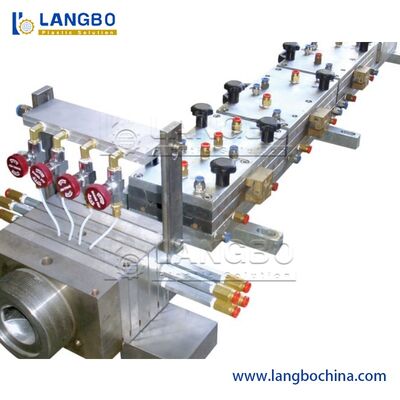 Línea de revestimiento de WPC. Extrusión, calibración, grabado para tablas exteriores.