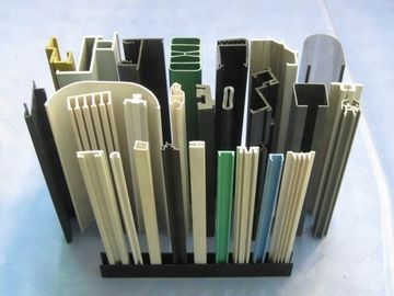 Extrusor espumado de perfil de PVC de plástico WPC Viudas Cuadro de puerta Pisos PP PE PC Tabla hueca Banda de sellado ABS Línea de extrusión de perfil PMMA